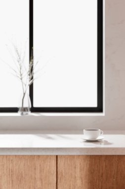 Parlak bej renkli bir mutfak. Pencereden içeri güneş ışığı giriyor..