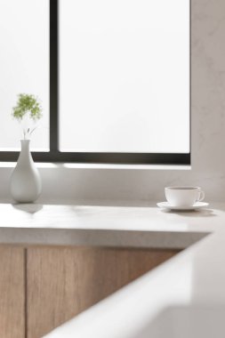 Parlak bej renkli bir mutfak. Pencereden içeri güneş ışığı giriyor..