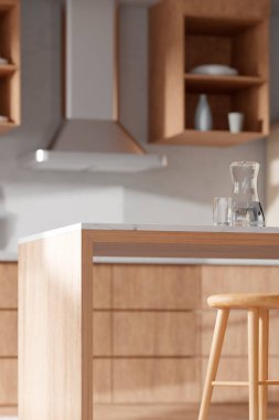 Parlak bej renkli bir mutfak. Pencereden içeri güneş ışığı giriyor..