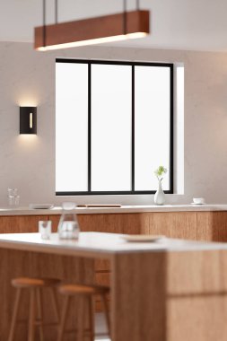 Parlak bej renkli bir mutfak. Pencereden içeri güneş ışığı giriyor..