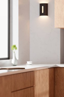 Parlak bej renkli bir mutfak. Pencereden içeri güneş ışığı giriyor..