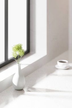 Parlak bej renkli bir mutfak. Pencereden içeri güneş ışığı giriyor..