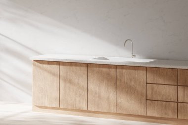 Ilık bir atmosferle iç içe. Parlak güneş ışığı altında sakin bir rahatlığın tadını çıkarabileceğiniz bir yer..