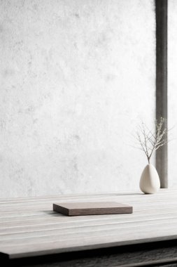 Tasarımlarında kullanabileceğin, gölgeleme açısından zengin bir arka plan. Dokulu duvarlar ve podyum, güneş ışığı altında..