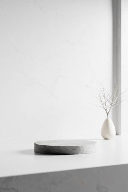 Tasarımlarında kullanabileceğin, gölgeleme açısından zengin bir arka plan. Dokulu duvarlar ve podyum, güneş ışığı altında..