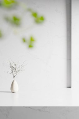 Tasarımlarında kullanabileceğin, gölgeleme açısından zengin bir arka plan. Dokulu duvarlar ve podyum, güneş ışığı altında..