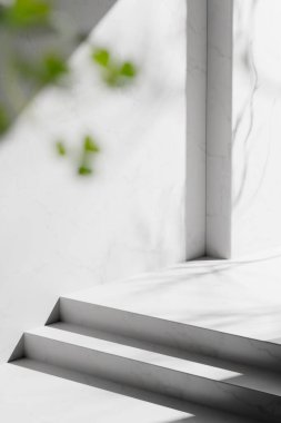 Tasarımlarında kullanabileceğin, gölgeleme açısından zengin bir arka plan. Dokulu duvarlar ve podyum, güneş ışığı altında..