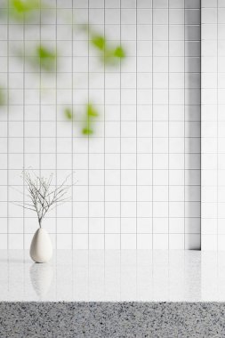 Tasarımlarında kullanabileceğin, gölgeleme açısından zengin bir arka plan. Dokulu duvarlar ve podyum, güneş ışığı altında..