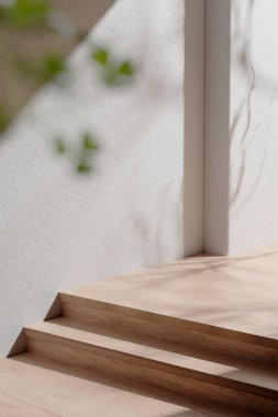 Tasarımlarında kullanabileceğin, gölgeleme açısından zengin bir arka plan. Dokulu duvarlar ve podyum, güneş ışığı altında..