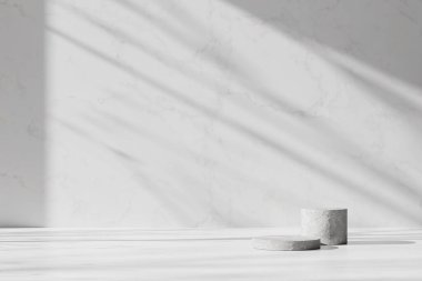 Tasarımlarında kullanabileceğin, gölgeleme açısından zengin bir arka plan. Dokulu duvarlar ve podyum, güneş ışığı altında..