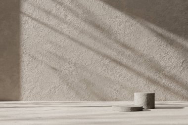 Tasarımlarında kullanabileceğin, gölgeleme açısından zengin bir arka plan. Dokulu duvarlar ve podyum, güneş ışığı altında..