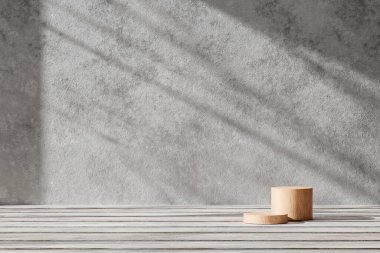 Tasarımlarında kullanabileceğin, gölgeleme açısından zengin bir arka plan. Dokulu duvarlar ve podyum, güneş ışığı altında..