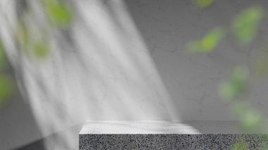 Tasarımlarında kullanabileceğin, gölgeleme açısından zengin bir arka plan. Dokulu duvarlar ve podyum, güneş ışığı altında..