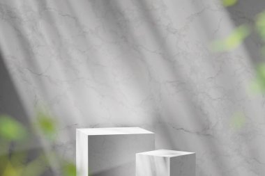 Tasarımlarında kullanabileceğin, gölgeleme açısından zengin bir arka plan. Dokulu duvarlar ve podyum, güneş ışığı altında..