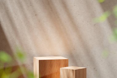 Tasarımlarında kullanabileceğin, gölgeleme açısından zengin bir arka plan. Dokulu duvarlar ve podyum, güneş ışığı altında..