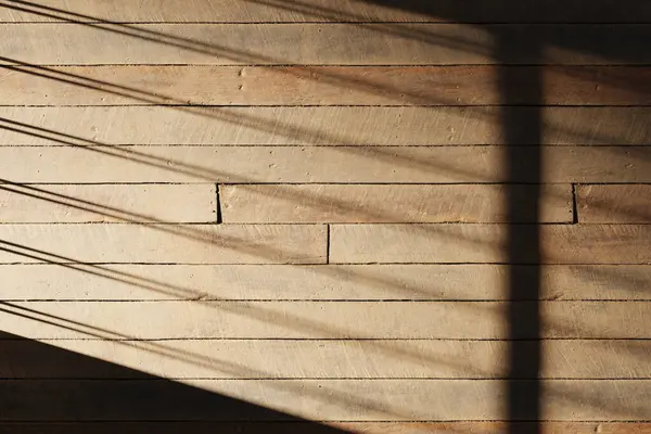 Güneş ışığı, ağaç gölgeleri, çeşitli dokular..