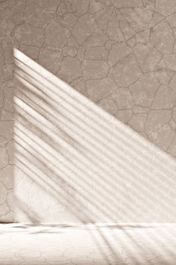 Güneş ışığı, ağaç gölgeleri, çeşitli dokular..