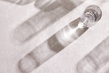 Masadaki çeşitli cam bardakların doğal dokusu ve güneş ışığı içeri doğru akıyor..