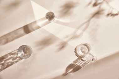 Masadaki çeşitli cam bardakların doğal dokusu ve güneş ışığı içeri doğru akıyor..