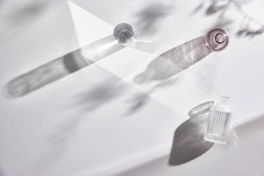 Masadaki çeşitli cam bardakların doğal dokusu ve güneş ışığı içeri doğru akıyor..