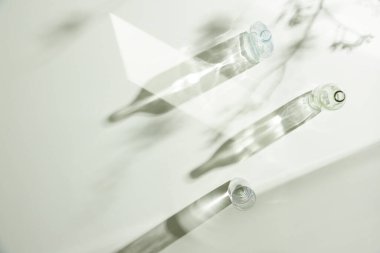 Masadaki çeşitli cam bardakların doğal dokusu ve güneş ışığı içeri doğru akıyor..