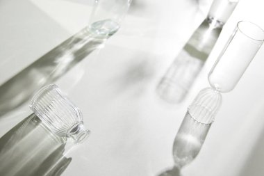 Masadaki çeşitli cam bardakların doğal dokusu ve güneş ışığı içeri doğru akıyor..