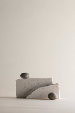 Kırık taşlar ve doğal nesnelerle Pastel tonlanmış arkaplan.