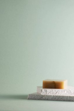 Kırık taşlar ve doğal nesnelerle Pastel tonlanmış arkaplan.