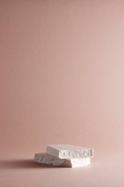 Kırık taşlar ve doğal nesnelerle Pastel tonlanmış arkaplan.