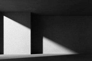 Bina yapısından gelen ışıkla siyah beyaz bir arkaplan.