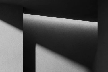 Bina yapısından gelen ışıkla siyah beyaz bir arkaplan.