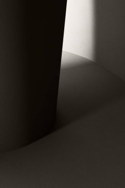 Bina yapısından gelen ışıkla siyah beyaz bir arkaplan.