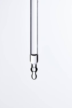 Kozmetik ve tıbbi görüntüler için kullanılabilen bir damlacıktan dökülen temiz sıvı damlacıklar.