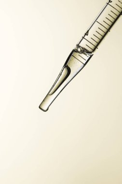 Kozmetik ve tıbbi görüntüler için kullanılabilen bir damlacıktan dökülen temiz sıvı damlacıklar.