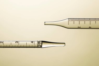 Kozmetik ve tıbbi görüntüler için kullanılabilen bir damlacıktan dökülen temiz sıvı damlacıklar.