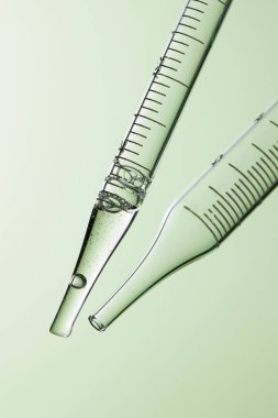 Kozmetik ve tıbbi görüntüler için kullanılabilen bir damlacıktan dökülen temiz sıvı damlacıklar.