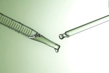 Kozmetik ve tıbbi görüntüler için kullanılabilen bir damlacıktan dökülen temiz sıvı damlacıklar.