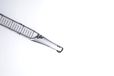 Kozmetik ve tıbbi görüntüler için kullanılabilen bir damlacıktan dökülen temiz sıvı damlacıklar.