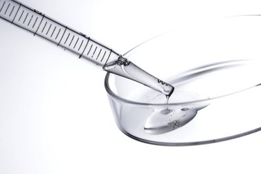 Kozmetik ve tıbbi görüntüler için kullanılabilen bir damlacıktan dökülen temiz sıvı damlacıklar.