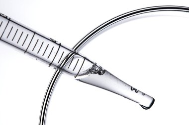 Kozmetik ve tıbbi görüntüler için kullanılabilen bir damlacıktan dökülen temiz sıvı damlacıklar.