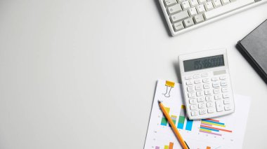 Hesaplama, yönetme ve ekonomik kazanç ve kayıpları hesaplamak için hesap makineleriyle dolu bir masa.