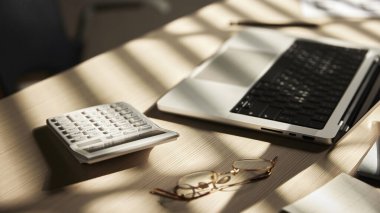 Hesaplama, yönetme ve ekonomik kazanç ve kayıpları hesaplamak için hesap makineleriyle dolu bir masa.