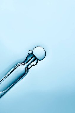 Su damlacıklarının yakından çekilmiş bir fotoğrafı. Bilim, ilaç, malzeme ve güzellik tasarımları kullanılabilir..