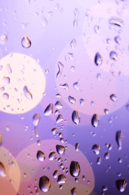 Rahatlatıcı bir zaman Pencereden yağmuru izlemek.