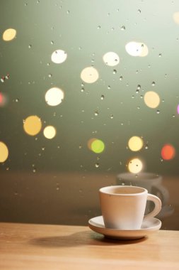 Rahatlatıcı bir zaman Pencereden yağmuru izlemek.