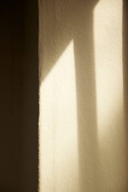 Güneşli pencerenin yanında rahat bir dinlenme. Değişik tasarımlarda kullanılabilecek güneş ışığı ve gölgelere sahip bir arka plan.