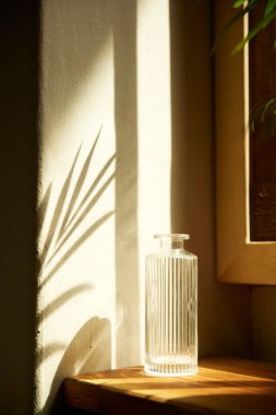 Güneşli pencerenin yanında rahat bir dinlenme. Değişik tasarımlarda kullanılabilecek güneş ışığı ve gölgelere sahip bir arka plan.