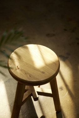 Güneşli pencerenin yanında rahat bir dinlenme. Değişik tasarımlarda kullanılabilecek güneş ışığı ve gölgelere sahip bir arka plan.