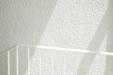 Bina yapısından gelen ışıkla siyah beyaz bir arkaplan.