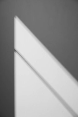 Ilık güneş ışığının pencereden içeri aktığı basit bir iç plan.